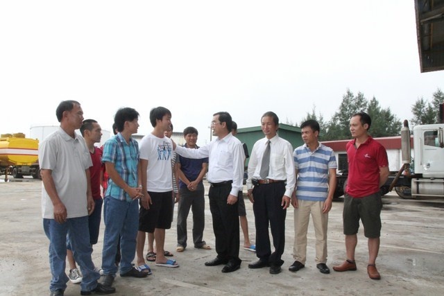 Lãnh đạo tỉnh Quảng Trị và Cty TNHH Sản xuất – Thương mại Hưng Phát thăm hỏi các thủy thủ tàu Sunrise 689.