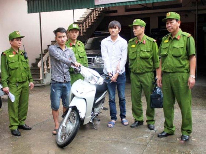Cuop tui xach cua sinh vien roi doi tien chuoc hinh anh