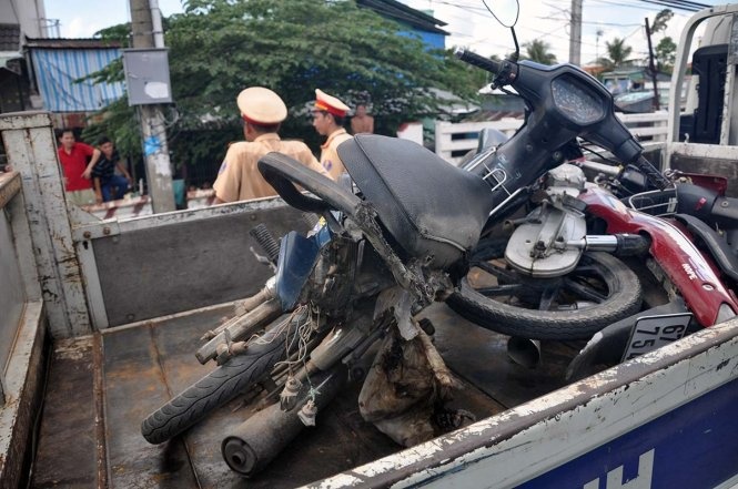 San phu bi xe tron be tong can, be so sinh rot ra duong hinh anh