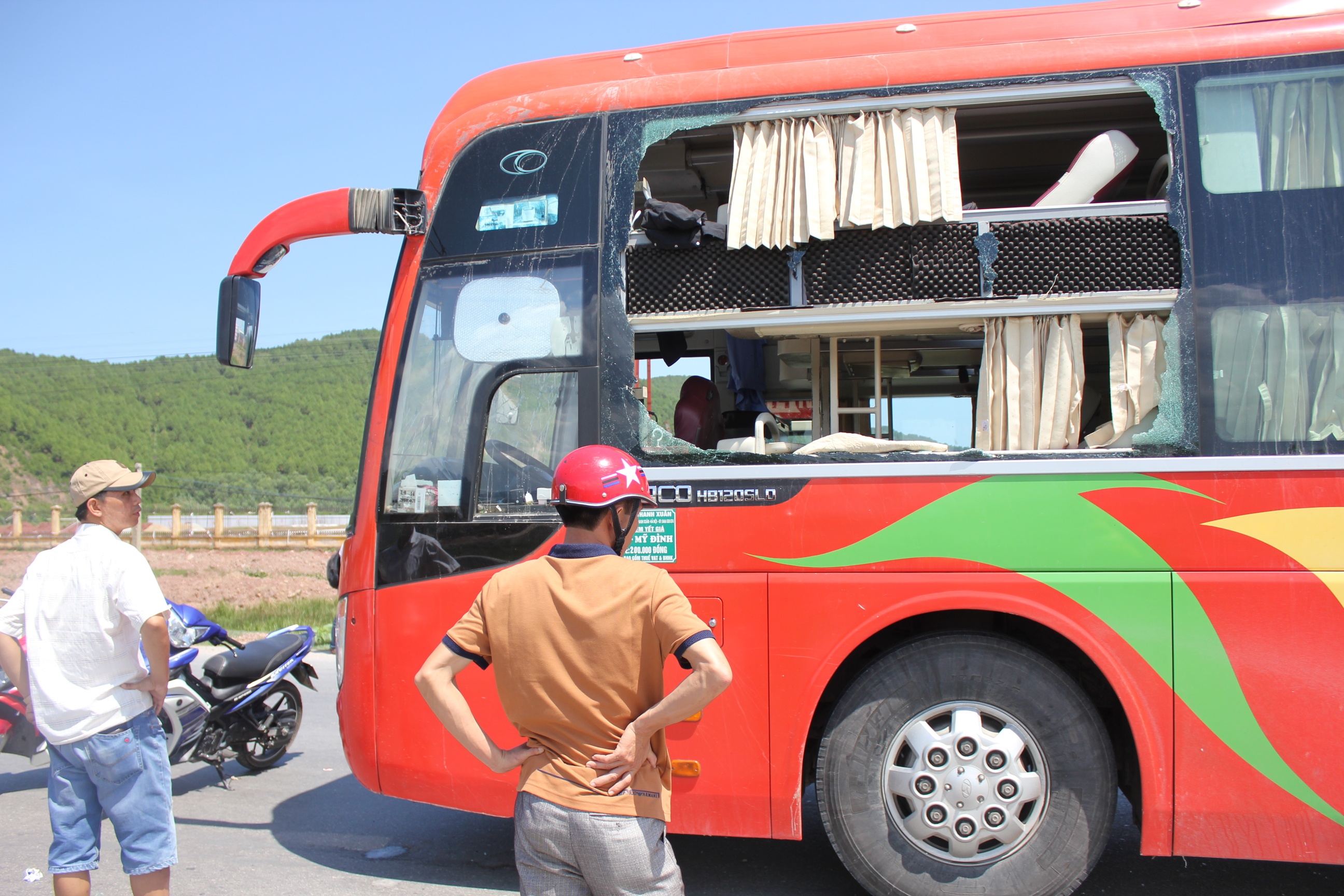 Chiếc loa trên xe khách phát nổ gây hậu quả nghiêm trọng, xe khách bị nổ vỡ cửa kính.