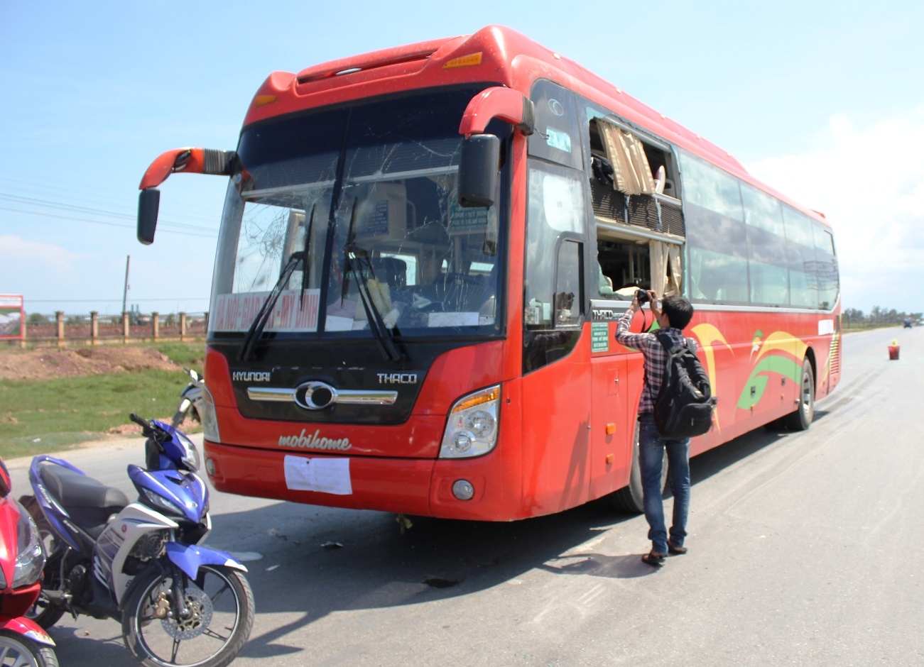 Vụ nổ loa trên xe khách làm 3 người bị thương, chiếc xe khách bị hư hỏng nặng.