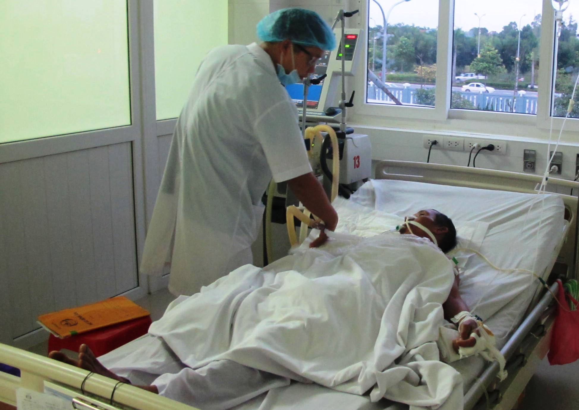 Bệnh nhân Hồ Văn Hợi bị rắn cạp nia cắn đang nằm điều trị tại bệnh viện đa khoa tỉnh Nghệ An.