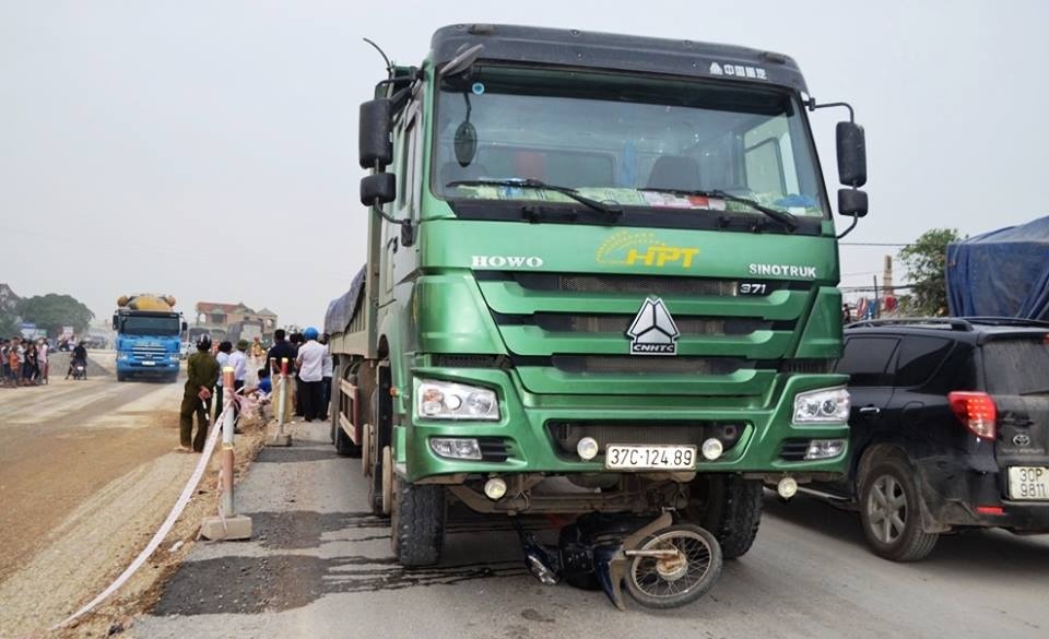 Lai xe can chet 3 nguoi cung mot gia dinh bi khoi to hinh anh