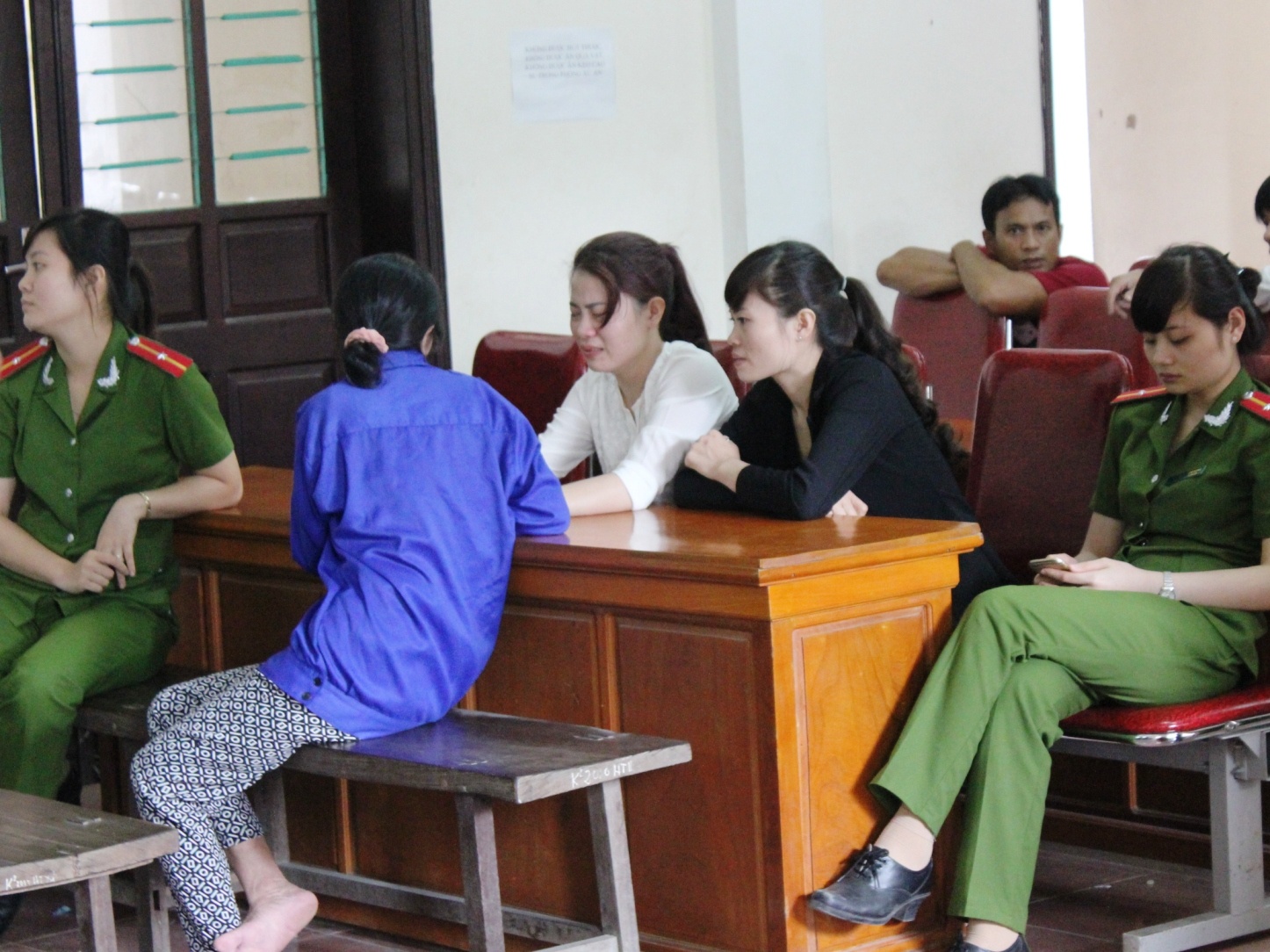 Giây phút bị cáo được nói chuyện với các con của mình. Người con của bà Bài đã khóc khi thấy mẹ bình bị còng tay.