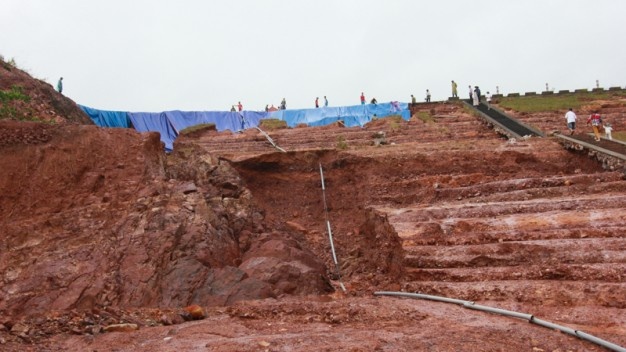 Có mặt tại hiện trường, phóng viên ghi nhận, thân đập Long Châu Hà bị sạt hai vết rộng, sâu, ăn xuống tận chân đập. Hàng trăm cây dưới chân đập bị đổ rạp cuốn trôi, đoạn đường đi lên thân đập bị sạt lở, xói hết đất đá. Trong ảnh: Đất đá bị nước tràn qua làm sạt lở tạo hố rộng ngang thân đập Long Châu Hà (Quảng Lợi, Đầm Hà, Quảng Ninh)