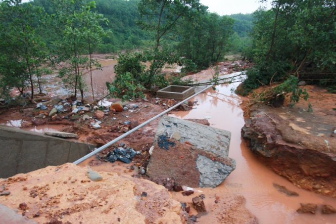 Nhiều cột đèn trên thân đập bị cuốn văng xuống phía dưới.