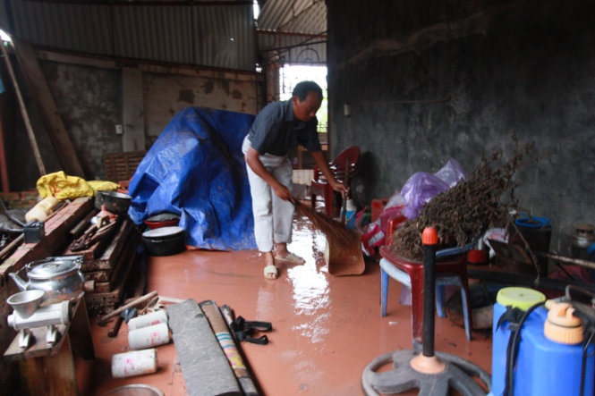 Nhà ông Trần Văn Thủy (xã Quảng Lợi, Đầm Hà, Quảng Ninh) bị nước cuốn theo bùn vào khắp nhà. 