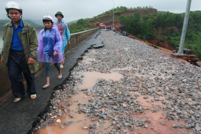 Trước đó, khoảng 7h sáng 30/10, đập phụ của đê Đầm Hà (huyện Đầm Hà, Quảng Ninh) bị vỡ, nước tràn vào gây ngập lụt các xã Quảng An, Quảng Lợi, Quảng Lâm, Dực Yên…Trong ảnh: Hơn 100 mét bề mặt đập bị nước cuốn bay.