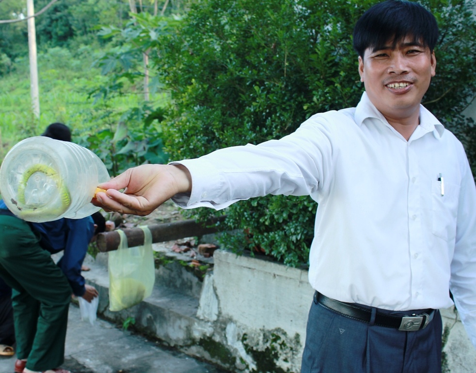 Thậm chí có người còn bắt được rắn sống.