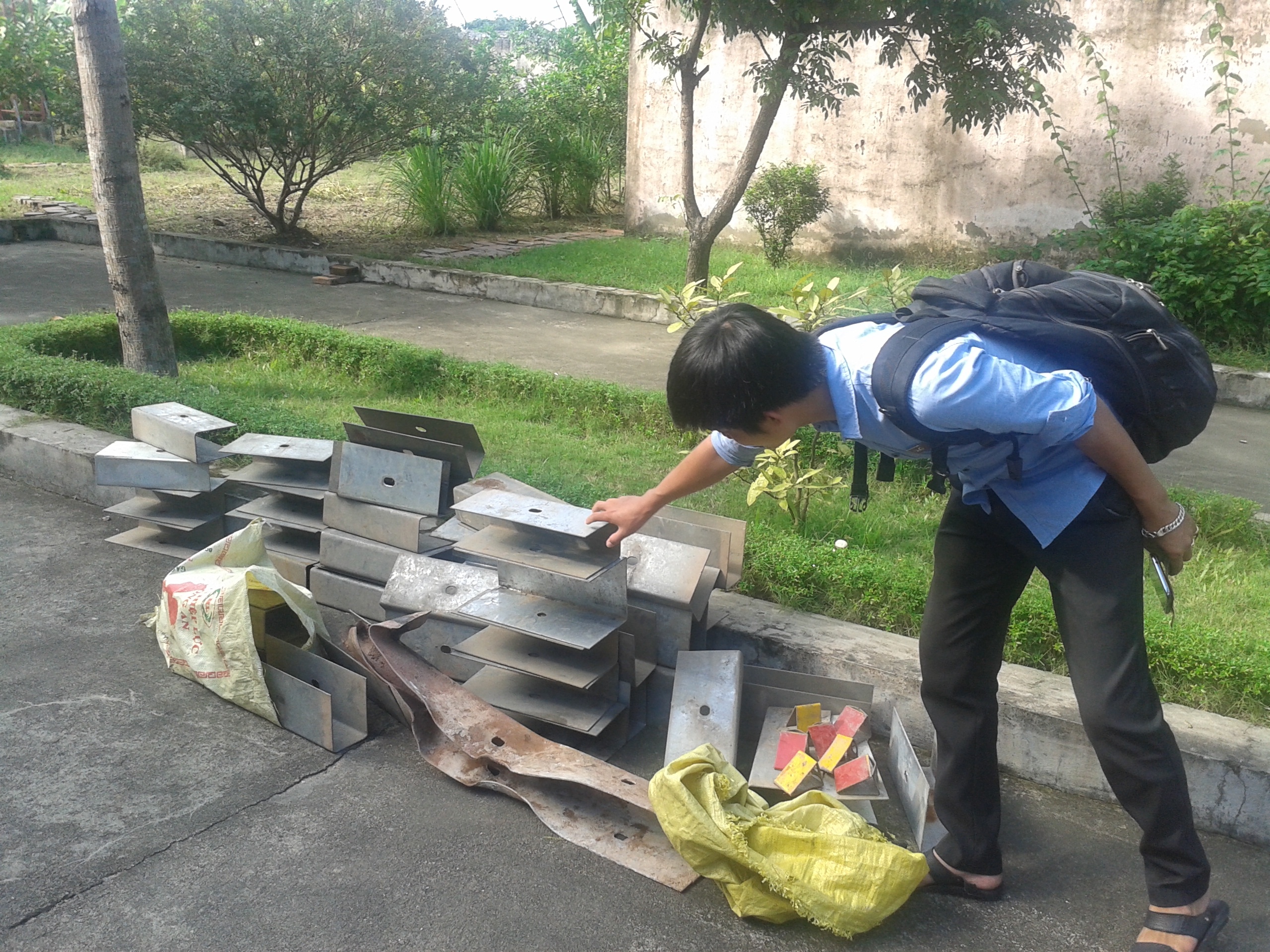 Bang trom nhi chuyen thao hang rao dem ban phe lieu hinh anh