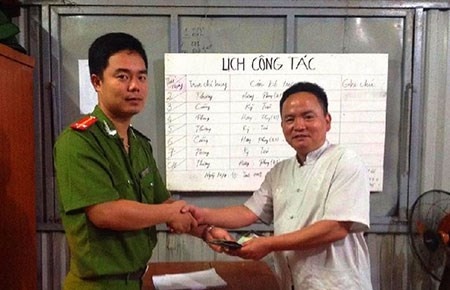 Thieu ta cong an tra lai vi dung 2.000 USD hinh anh