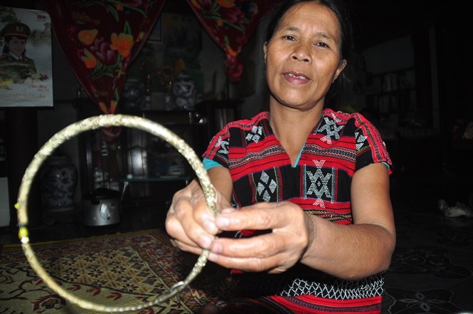 Bà Kăn Thơm với những cổ vật truyền thống của gia đình.