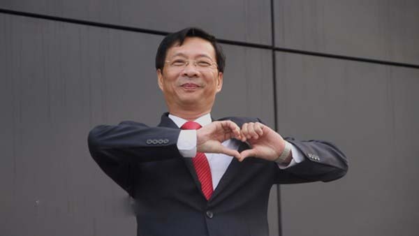 Chinh tri gia Quang Ninh khum tay tao trai tim chao du khach hinh anh