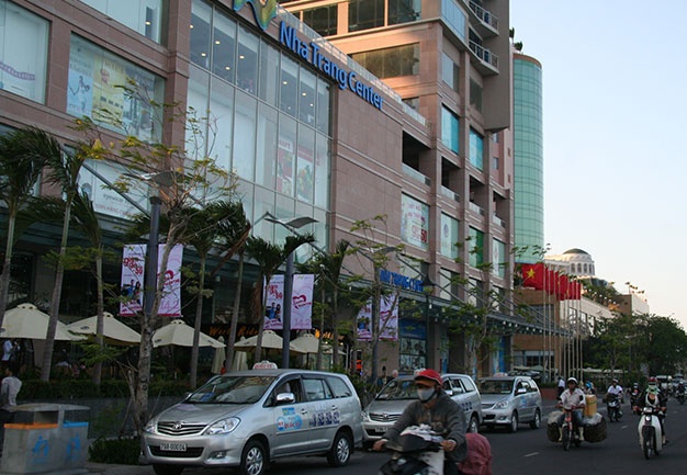 Nem 'bom xang' vao sieu thi va khach san hinh anh