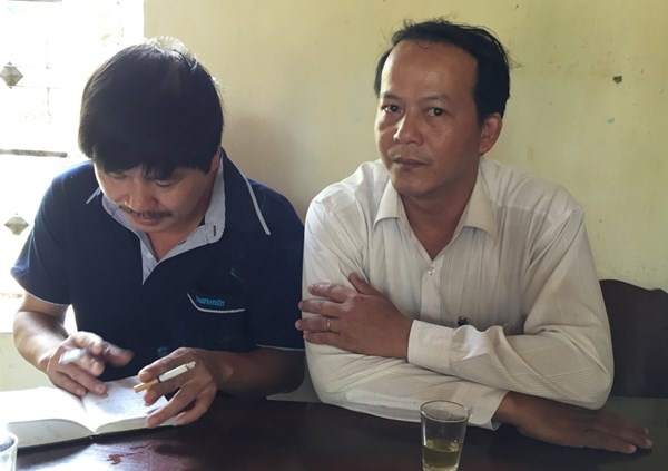 Ông Trạng (bên phải), Chủ tịch xã Nghĩa Hà tại buổi làm việc với các phóng viên.