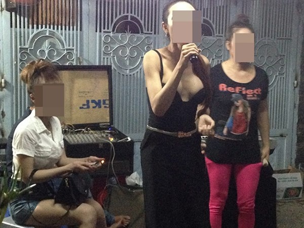 Các “chị” thế giới thứ 3 hát tại một đám tang ở phường 25, quận Bình Thạnh, TP.HCM.