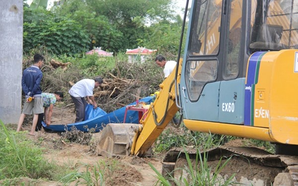 Người dân chỉ biết thắp nhang xung quanh đồng thời phủ bạt cả khuôn viên khá lớn vì không thể xác định được phần mộ