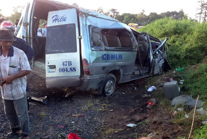 Dinh chi 6 thang xe trong vu tai nan tham khoc o Dak Lak hinh anh