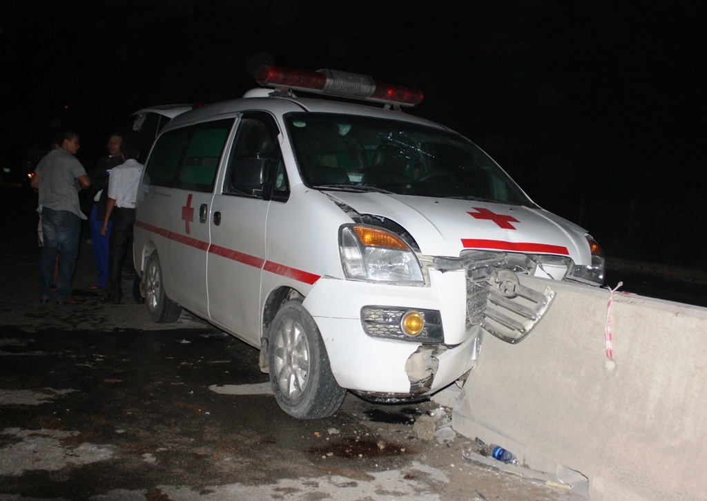 Xe cuu thuong bi che doi sau cu dam vao dai phan cach hinh anh