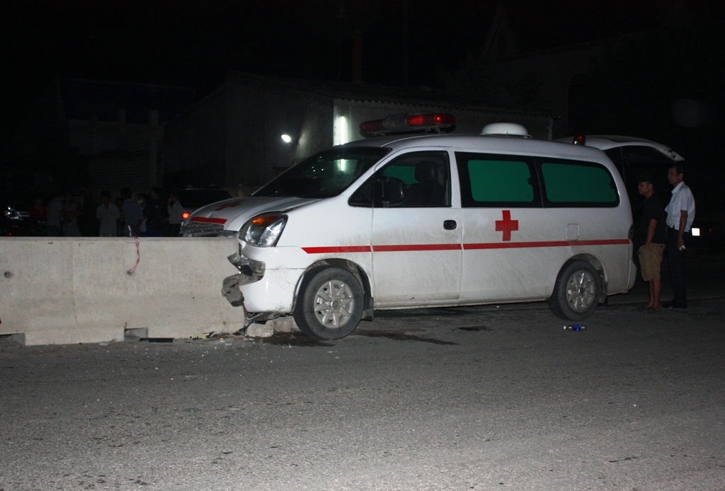 Chiếc xe cứu thương chẻ đôi giải phân cách sau khi bị mất lái.