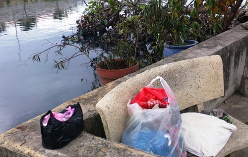 Vật dụng của nạn nhân tại ghế đá sát con kênh.