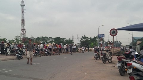 Phu nu mang thai phi xe may xuong song tu van hinh anh