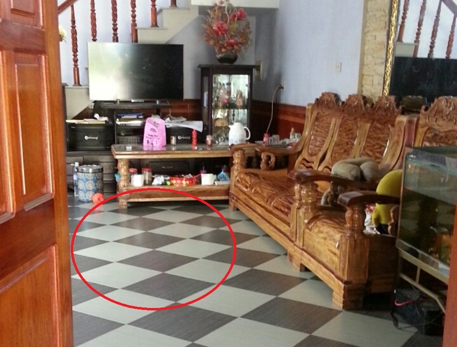 Hiện trường nơi quả lựu đạn phát nổ khi cháu Thành và cháu Linh đang ngồi chơi.