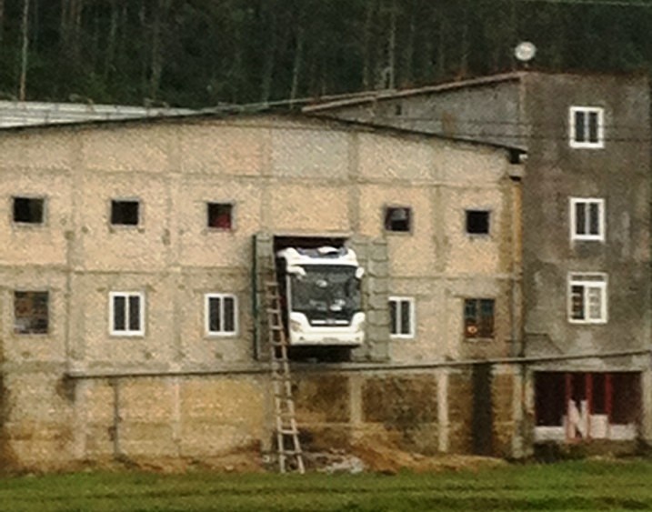 Phần đầu của chiếc xe khách giường nằm treo lơ lửng ra ngoài không trung.