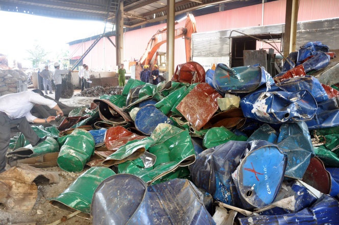 Thùng phuy chứa hóa chất độc hại để tại khu dập khuôn để chuẩn bị đưa vào lò nung tại nhà máy thép Đồng Tiến.