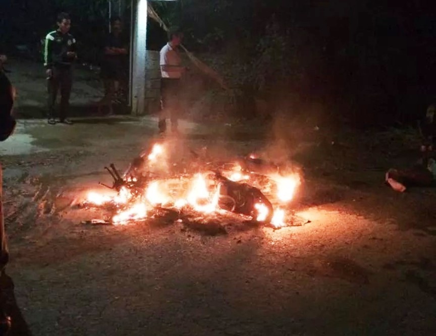 Xe may dang chay boc chay ngun ngut, 1 nguoi bi bong nang hinh anh