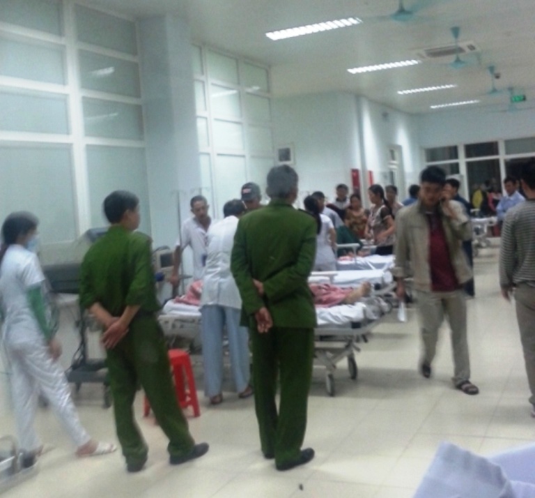 Công an canh giữ thi thể nạn nhân Hằng khi đã tắt thở. Ghi nhận tại bệnh viện tối 4/11, có hàng chục cảnh sát có mặt tại đây.