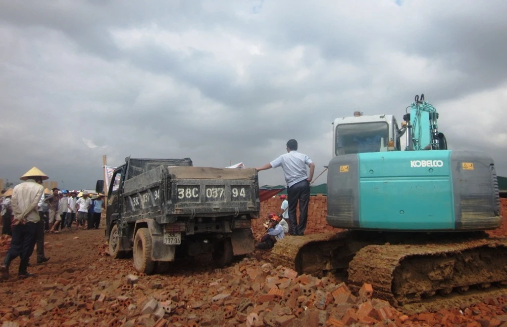 Hiện trường nơi tài xế Khương bị thùng xe đè chết tại chỗ.