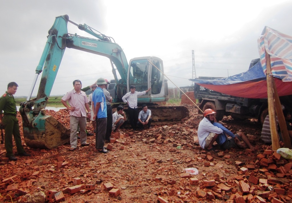 Tai xe xe tai chet tham duoi thung xe cua minh hinh anh