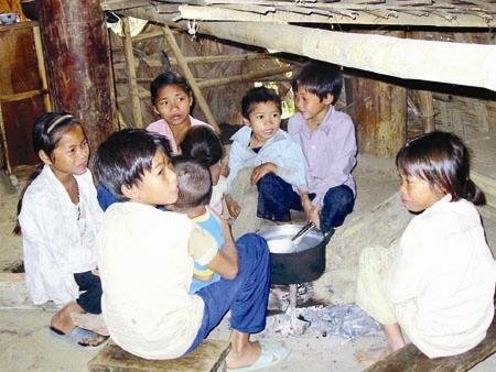 La lung quanh chuyen mot me co… 508 dua con hinh anh