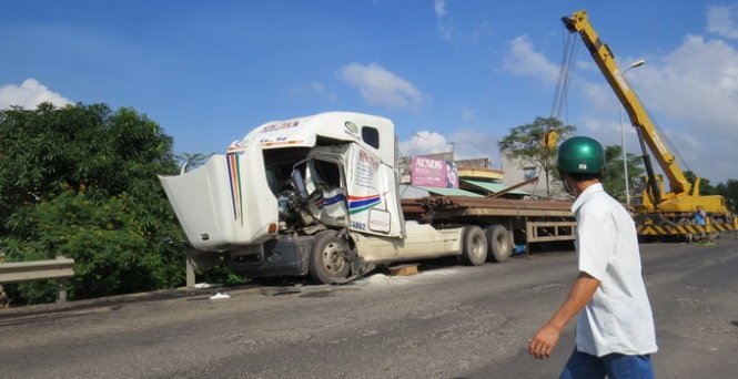 Chiếc xe lao vào tường hộ lan mềm bằng thép phía nam cầu Bàn Thạch, dẫn đến vụ tai nạn