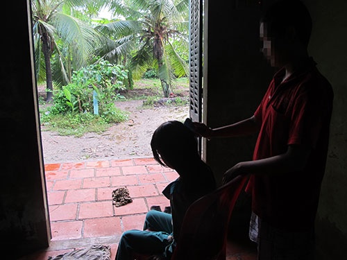 Khi tỉnh, L.T.K.S rất thích chải đầu cho em gái.