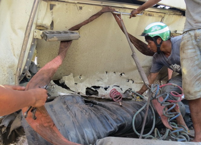 Riêng tài xế Nguyễn Tuấn (36 tuổi, ở xã Đại Hưng, huyện Đại Lộc, tỉnh Quảng Nam) cũng bị kẹt trong cabin, nhưng chỉ bị thương nhẹ, sau khi được chăm sóc vết thương ở bệnh viện đã về làm việc tại Công an huyện Đông Hòa.