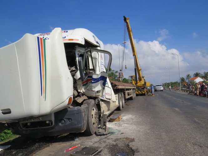 Thông tin ban đầu từ Công an huyện Đông Hòa (Phú Yên) cho biết, xe đầu kéo biển số Đà Nẵng kéo theo rơ-moóc chở các thanh ray đường sắt chạy theo hướng Bắc - Nam, đến thời điểm trên thì đâm vào hộ lan mềm bằng thép bên phải ở đoạn đường dẫn phía nam cầu Bàn Thạch, một đoạn dài hơn 30m.