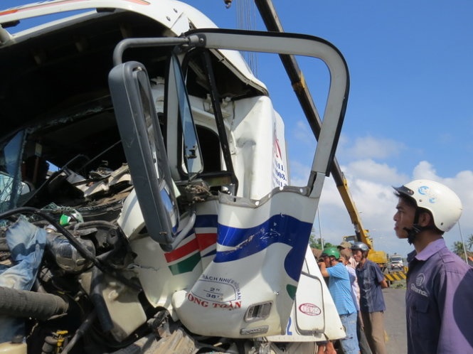 Hai nguoi chet ket trong cabin dau keo hinh anh