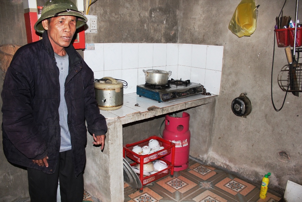 Chong di nhau ve tuoi xang len nguoi vo dot hinh anh