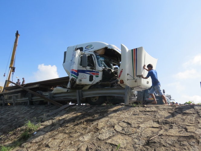 Đến 10h sáng cùng ngày, sau khi kéo các bó thanh ray về lại vị trí trên rơ-moóc và kéo phần cabin bị bẹp ra, lực lượng cứu hộ mới đưa được thi thể hai nạn nhân này ra ngoài.