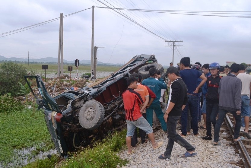 Tai xe mac ket trong oto bi tau keo le 20 met hinh anh