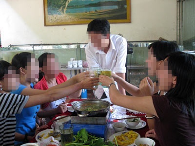 Ky luat pho phong y te thi hanh cong vu tren ban nhau hinh anh