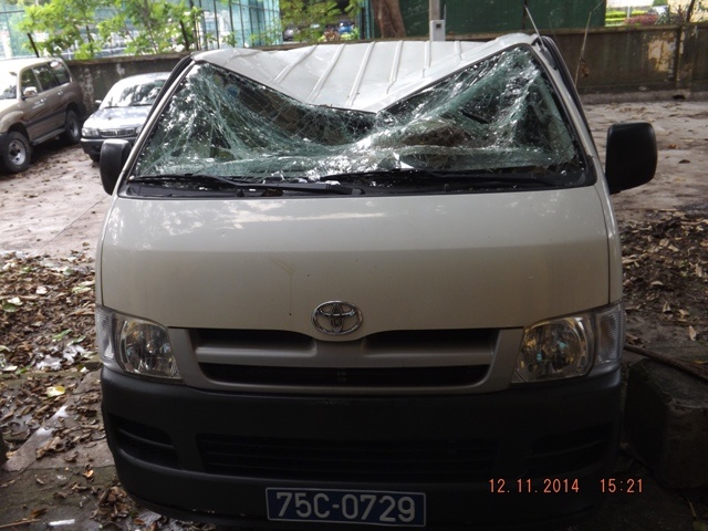 Hậu quả của vụ việc là chiếc xe cứu thương bị bẹp dúm cabin và trần xe.