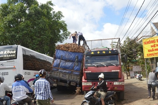 Xe qua tai 'nam va', quoc lo 14 un u nhieu gio hinh anh