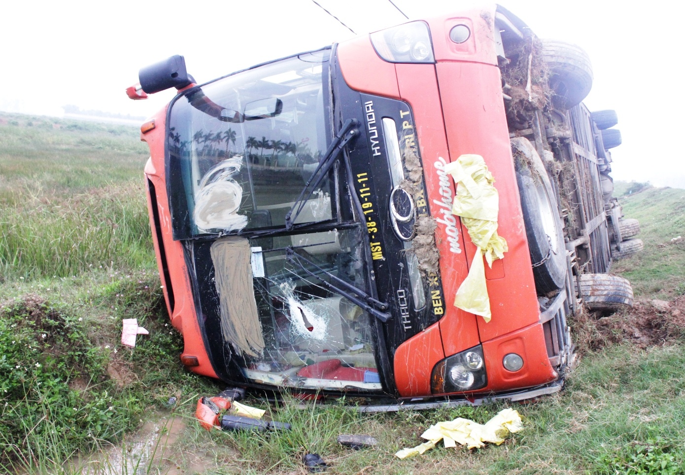 Thông tin ban đầu cho biết, thời gian đó, chiếc xe khách giường nằm mang biển số Hà Tĩnh đang lưu thông theo hướng Bắc – Nam. Đến đoạn đường trên, do chạy với tốc độ nhanh, trời mưa cộng với đường mới rải nhựa nên khi cố vượt lên một chiếc xe tải khác, tài xế bị mất lái khiến lao xuống ruộng rồi lật nghiêng ở đó.