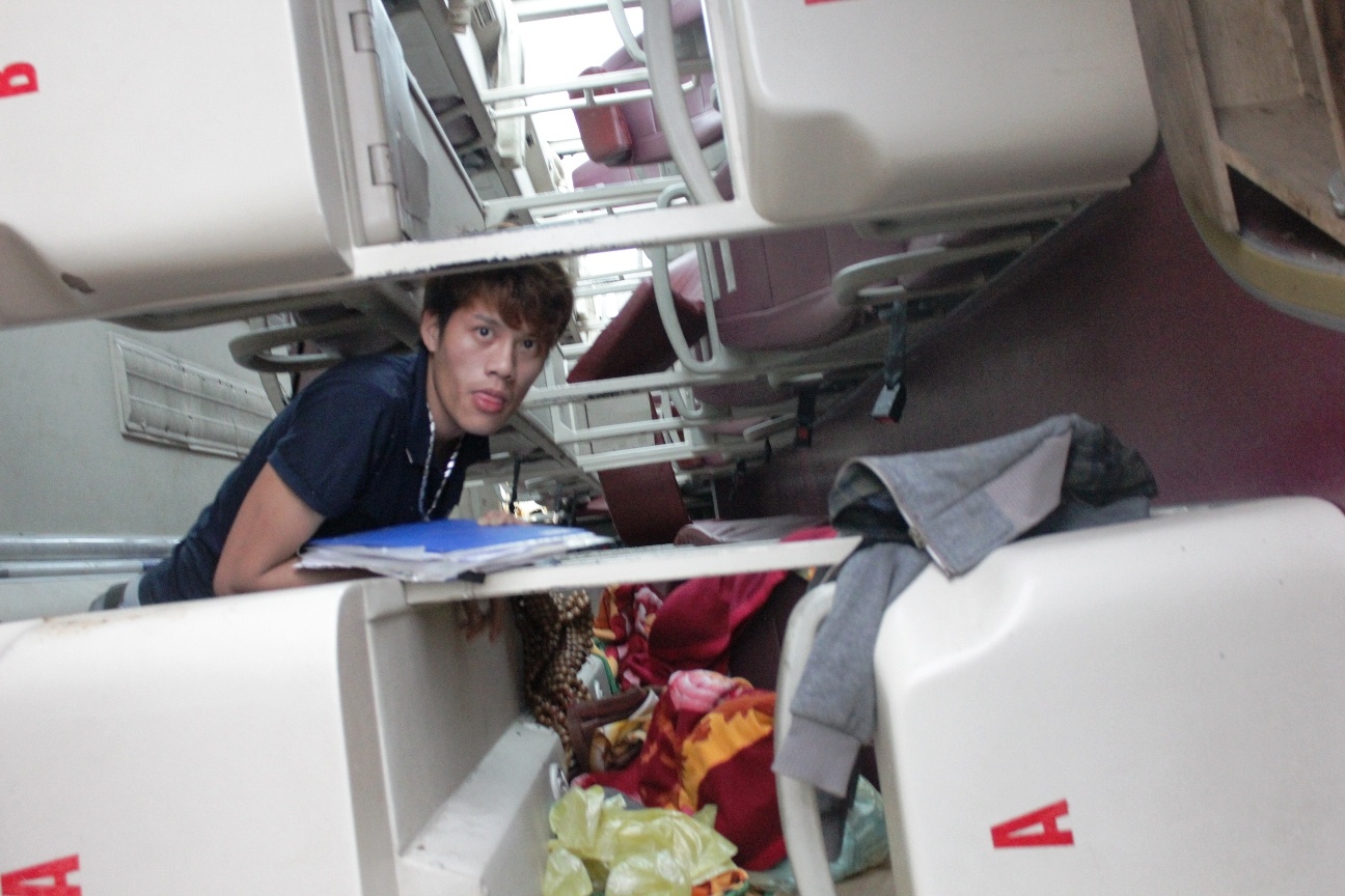 Lat xe giuong nam, hanh khach chui cua noc ra ngoai hinh anh