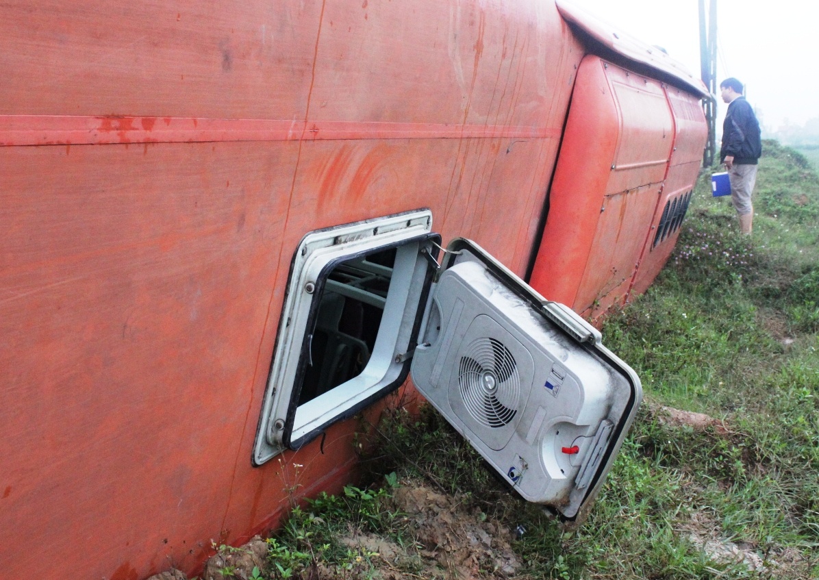 Vụ tai nạn may mắn không có ai bị thương nặng, những hành khách và người nhà xe được một phen thót tim, nhanh chóng mở cửa thoát hiểm trên nóc xe để ra ngoài. 