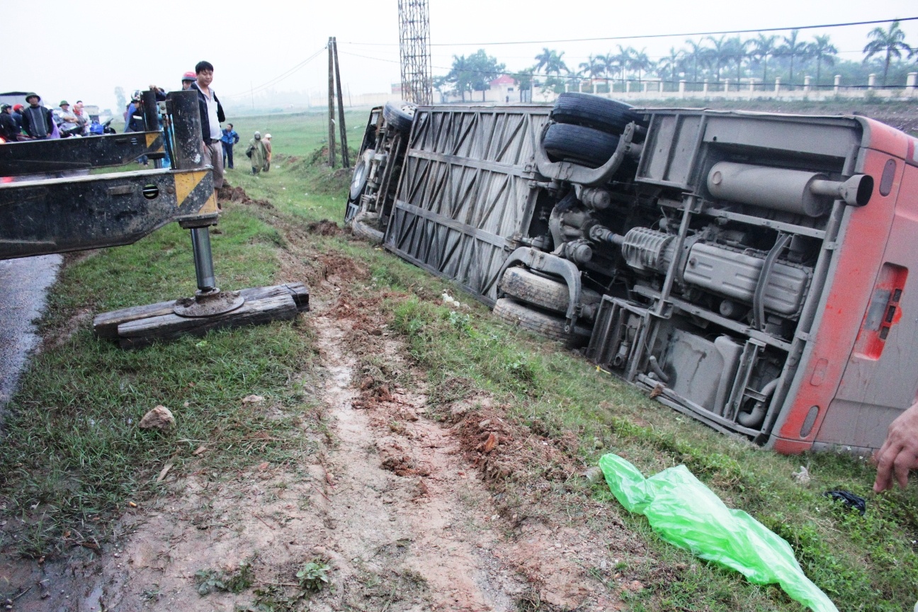 Trước khi lật nghiêng dưới mương nước, chiếc xe cày một đoạn trên bờ làm xới tung cả đất đá.