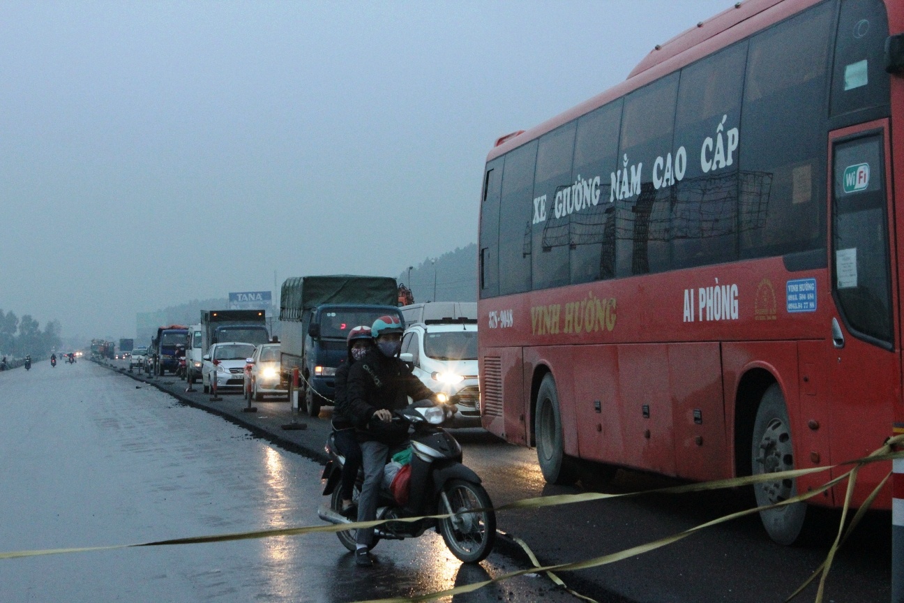 Vụ tai nạn cũng làm cho giao thông qua đoạn đường này bị hỗn loạn, ách tắc trong mấy chục phút. Nhiều xe cộ đi qua dừng lại xem đã gây nên tình trạng này.